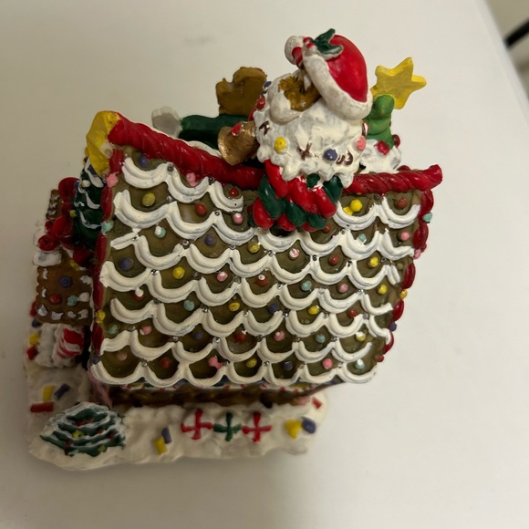 8” Fibre Optic Poly Resin Gingerbread House - Picture 3 of 4